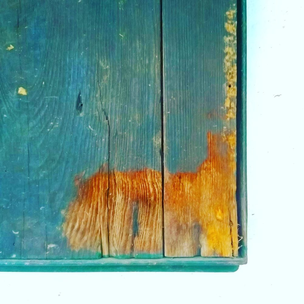 Gros plan sur le bord d’une porte peinte qui touche le cadre lors de l’ouverture.